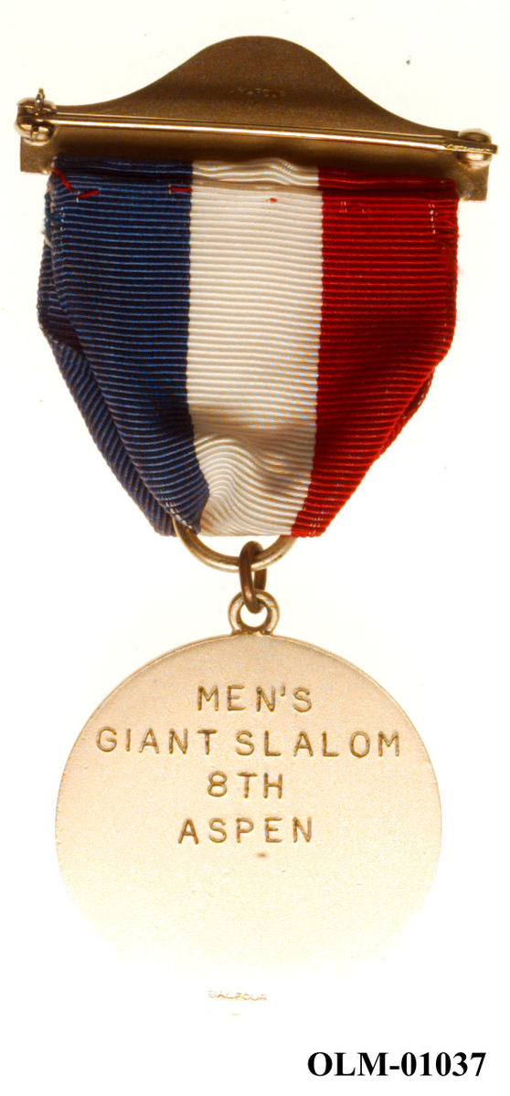 Inneholder 101 merker, pins og  medaljer.
Guttorm Berge tok tilbake samlingen 21.mai 1996.-notert i aksesjonsboken.