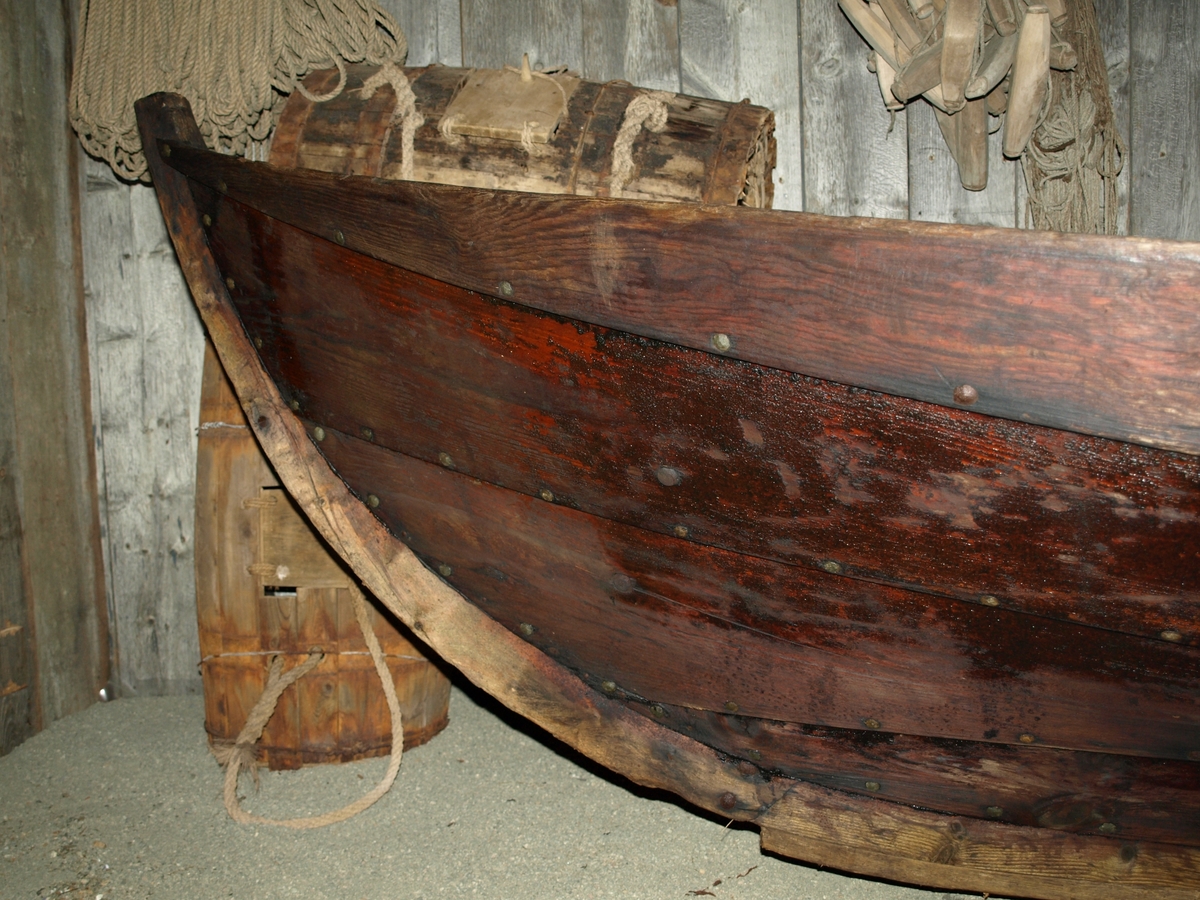 Færing. Nordfjordfæring. To par keiper. Keipane med vidjeband er laga i nyare tid.
 Bøtt med blikk 3 stadar.  Ei tilje.