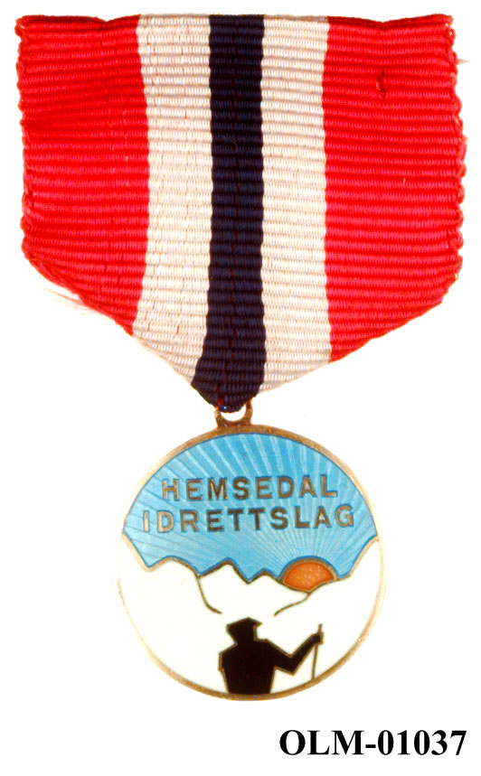 Inneholder 101 merker, pins og  medaljer.
Guttorm Berge tok tilbake samlingen 21.mai 1996.-notert i aksesjonsboken.