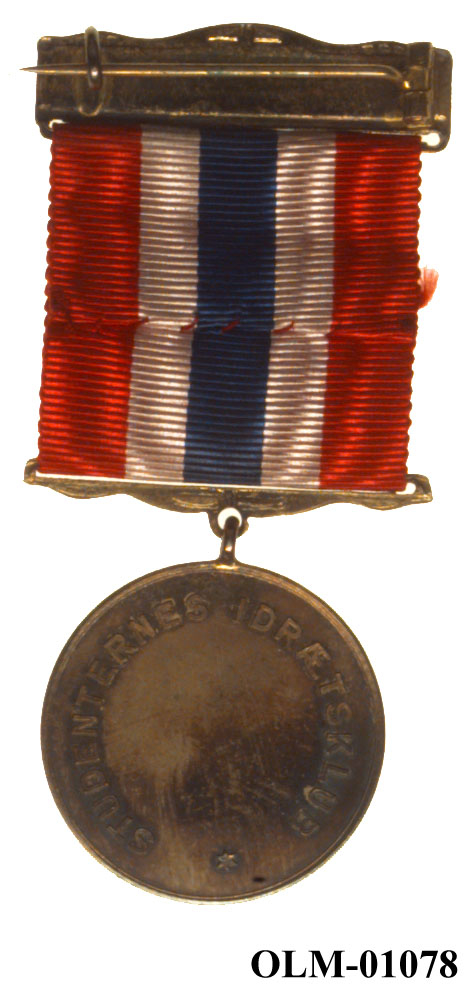 32 forskjellige medaljer og merker i ramme.
Bilde 7 er deltdagermerke fra Amsterdam 1928.
Bilde 18 og 19 er deltagermedalje fra Amsterdam 1928.
Bilde 20 og 21 er sølvmedaljen fra Antwerpen 1920.
Bilde 26 og 27 av bronsemedaljen fra Paris 1924.
Bilde 39 og 40 minnemedaljen fra Antwerpen 1920.