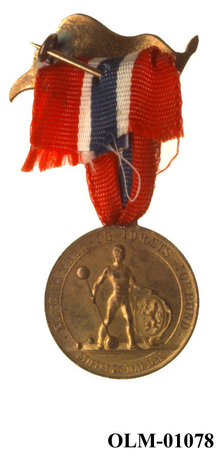 32 forskjellige medaljer og merker i ramme.
Bilde 7 er deltdagermerke fra Amsterdam 1928.
Bilde 18 og 19 er deltagermedalje fra Amsterdam 1928.
Bilde 20 og 21 er sølvmedaljen fra Antwerpen 1920.
Bilde 26 og 27 av bronsemedaljen fra Paris 1924.
Bilde 39 og 40 minnemedaljen fra Antwerpen 1920.