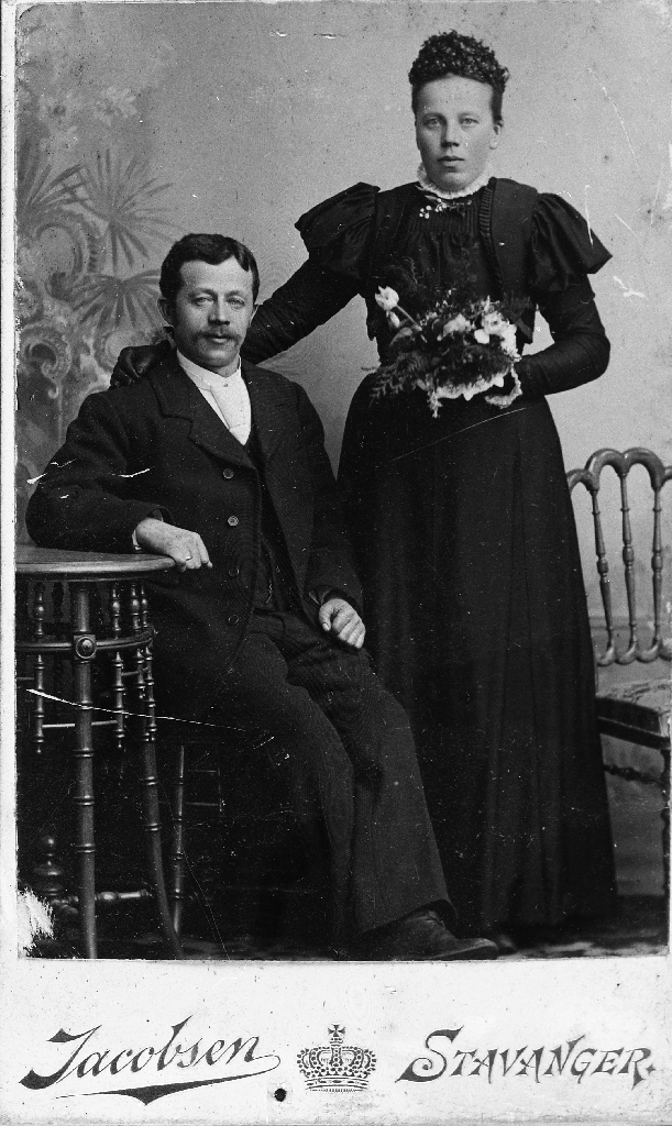 Rakel Haugland f. Hognestad (4.1.1873 - 4.12.1929) dotter til Kirsten Stoltenberg Hognestad f. Håland (7.2.1833 - 3.5.1911)(1893?) og Abraham Einarson Hognestad (25.12.1825 - 18.3.1896). Ho var gift med Jon Olson Haugland 19.10.1862 - 11.3.1937)