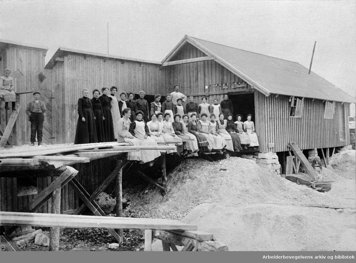 Skeidersker foran vaskeriet ved gruveanlegget på Hundholmen i Tysfjord, 1906.