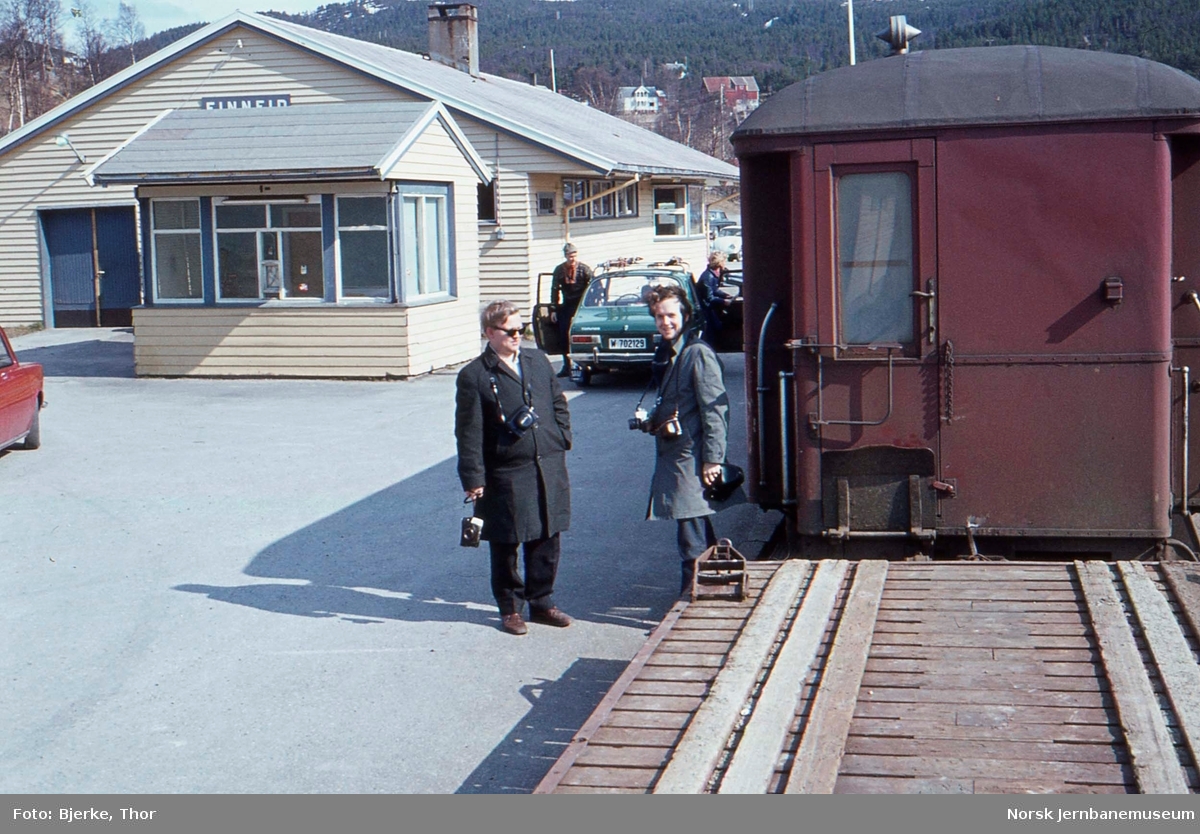 Finneid stasjon med reisende til Sulitjelma, jernbaneentusiastene Ulf Berntsen og Arne-Magnus Waaler