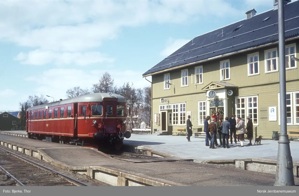 Røros stasjon med dieselmotorvogn BM 91H 02, brukt i utfluktstog for Norsk Jernbaneklubb