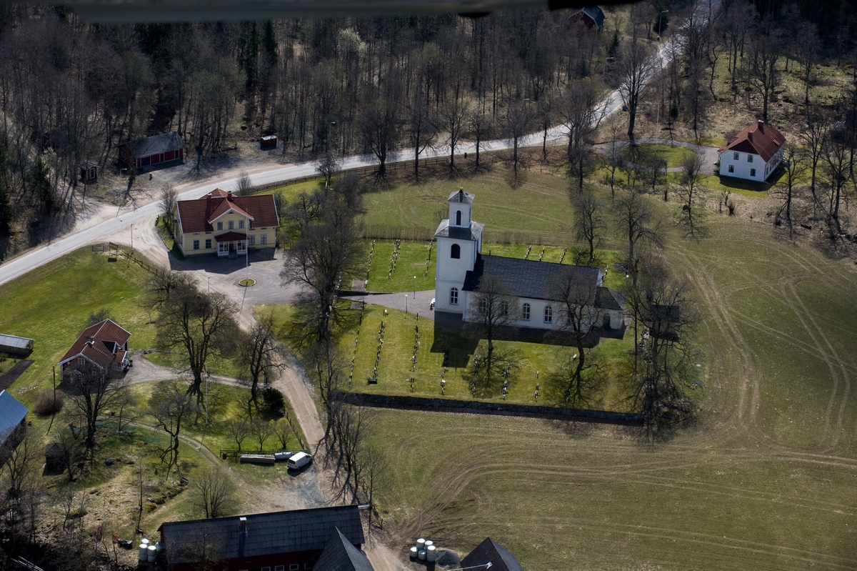 Flygfoto över Södra Solberga kyrka i Vetlanda kommun.