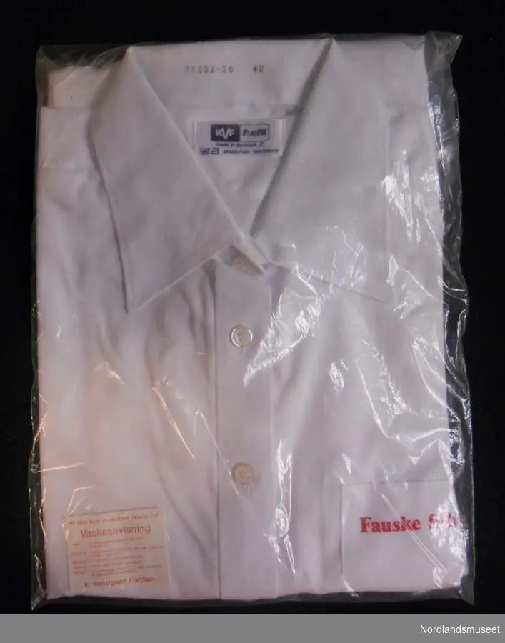 2 kortermede skjorter tilhørende uniform for S-laget. Hvit med logo (Fauske S-lag) på brystlommen. Uåpnet, pakket inn i plast.