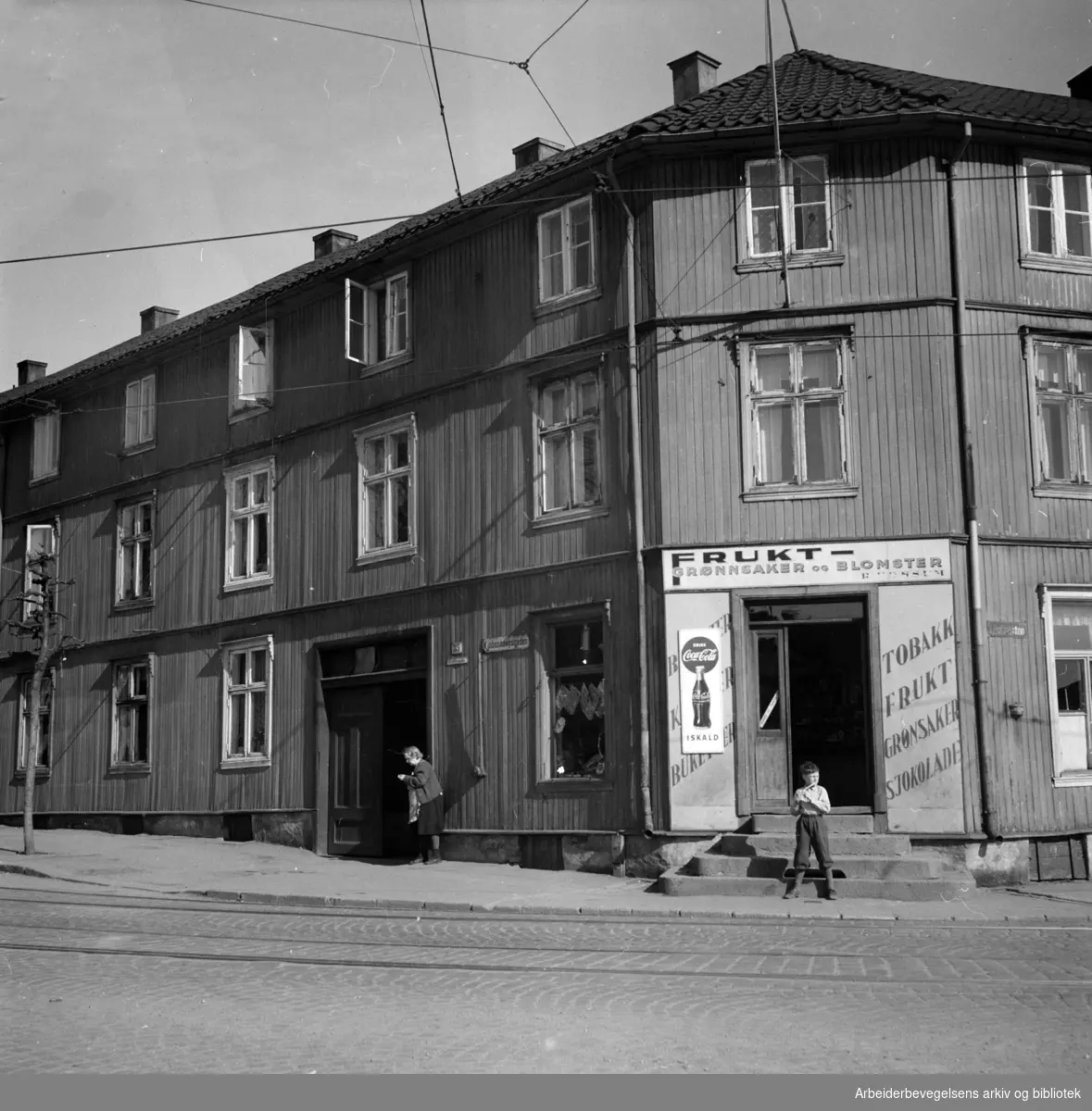 Verksgata 35, på hjørnet av Københavngata. April 1952