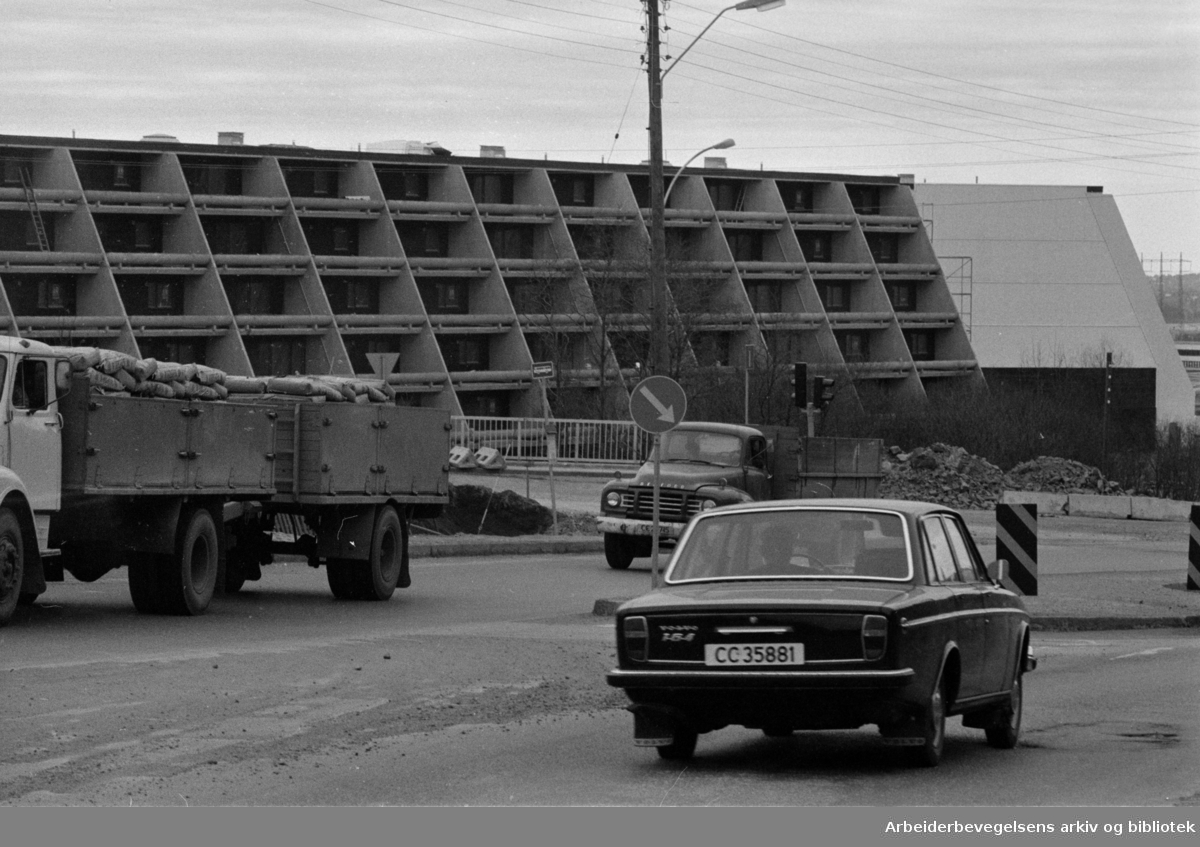 Vestli. Nye boligblokker tett inntil Trondheimsveien. April 1974