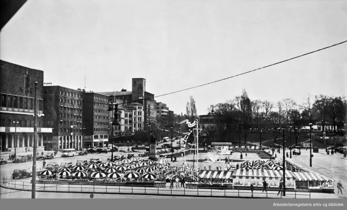 Fotografi av Rådhusplassen fra 1953, med påtegnet friluftsrestaurant.
