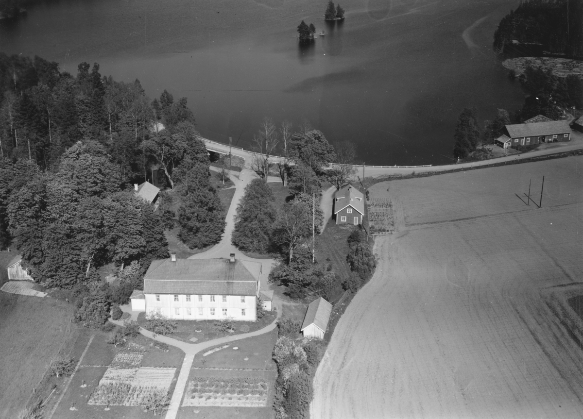 Flygfoto över Hallsnäs Gård i Ramkvilla, Vetlanda kommun. Nr. M. 942