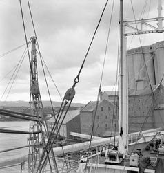 Lossing av båt ved I. C. Piene & Søn i Buvika