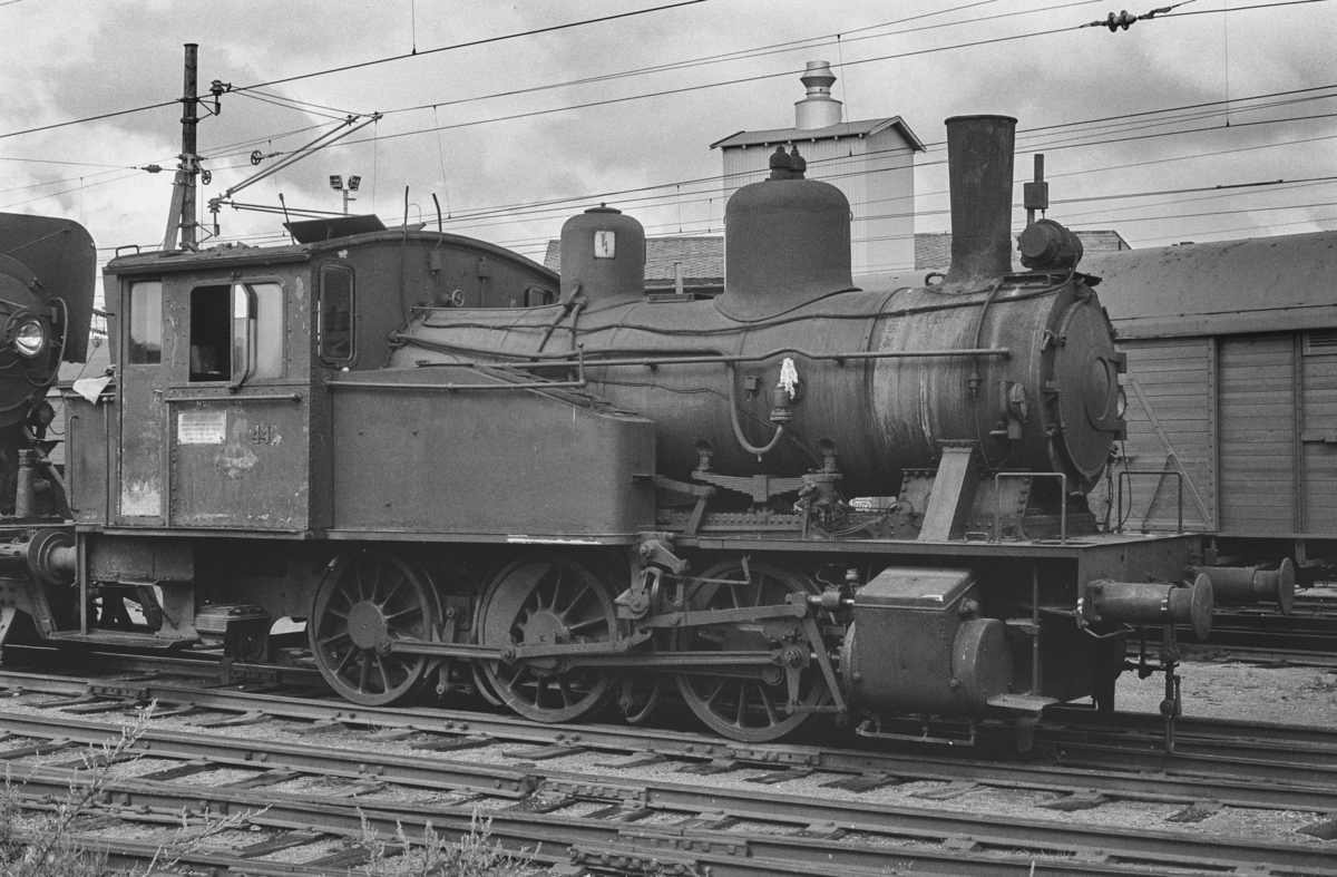Utrangert damplokomotiv type 23b nr. 441 på Lillestrøm stasjon. Lokomotivet er hensatt og venter på å bli hugget opp.