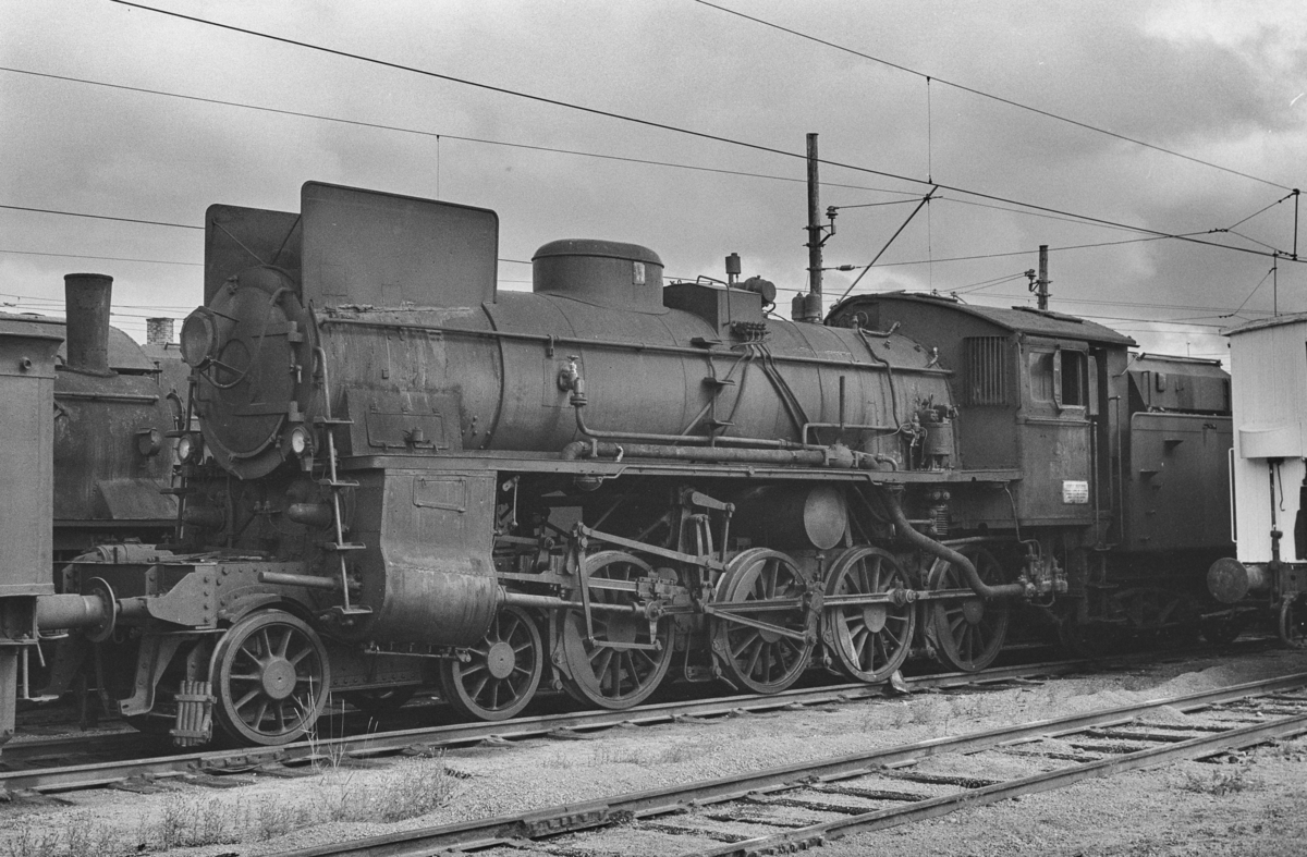 Utrangert damplokomotiv type 26c nr. 435 på Lillestrøm stasjon. Lokomotivet er hensatt og venter på å bli hugget opp.