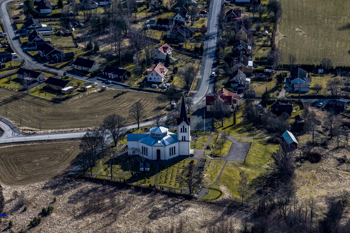 Flygfoto över Öggestorps kyrka i Jönköpings kommun.