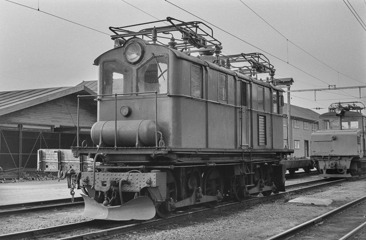 Thamshavnbanens elektriske lokomotiv nr. 1 og Kongevognen.
