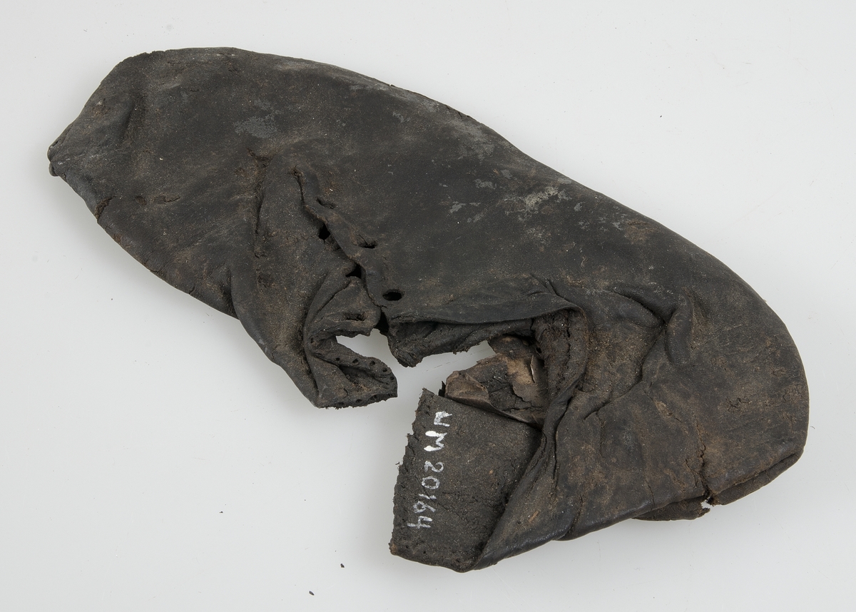 Medeltida snörsko med näverinlägg i sulan, själva lädersulan borta.
Frontsnörsko dateras i Uppsala till sent 1300-tidigt 1400-tal (RAÄ, Rapport, Medeltidsstaden 30).
