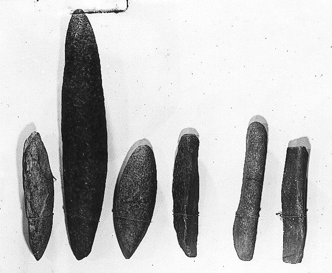 Stenverktyg: 
1 Linhultsyxa
2-3 Trindyxor
4 Yxämne
5 Stenfil
6 Glättsten
1-3 hittades nära Vasseruds skola
4-6 hittades i Bergeby.