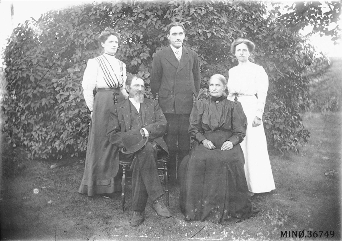 Familiebilde - familien Kleven. Josphine, Nels, Ellert, Ingeborg og Julia