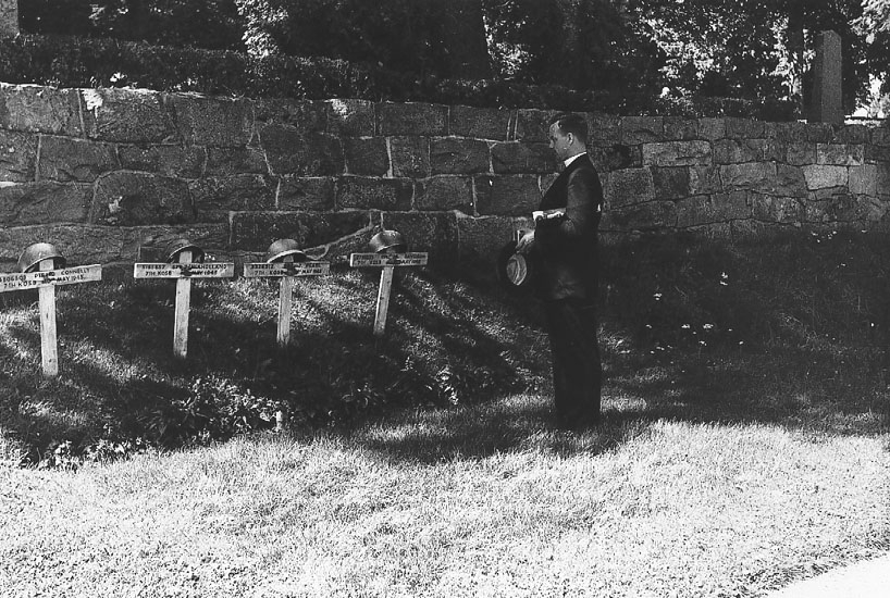 Skotska flygares gravar.

Begravningen av de fyra skotska flygarna från LJ899 som nödlandade i sjön Röjen, ägde rum den 16 maj 1945 vid Fryksände kyrka i Torsby.
 
Begravningsarrangemangen hade gjorts av lokala svenska myndigheter, som såg till att de döda blev hyllade som hjältar. 
Alla butiker och kontor stängdes, flaggorna stod på halv stång och gatorna kantades av tusentals sörjande.
När varje kista lades i en grav på kyrkogården, sköt svenska hedersvakten salut.