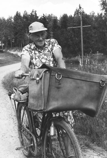"Post-Hanna" Hanna Ängsbo i Rinn-Bada
Hon var lantbrevbärare i 42 år, från 1919 till 1961. När hon gick i pension övertog hennes son Pelle Ängsbo arbetet. Hon åkte cykel i alla år men han använde bil.