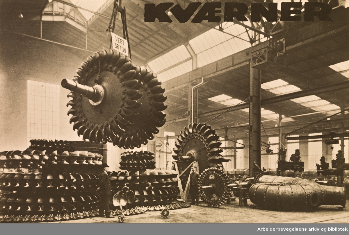 Kværner Brug, 1927-28. Interiør fra det nye opstillingsverkstedet med en enestående samling bestående av14 peltonhjul, samt løse skovler som skal benyttes til 2 hjul. Representerer i alt 80 000 kw.