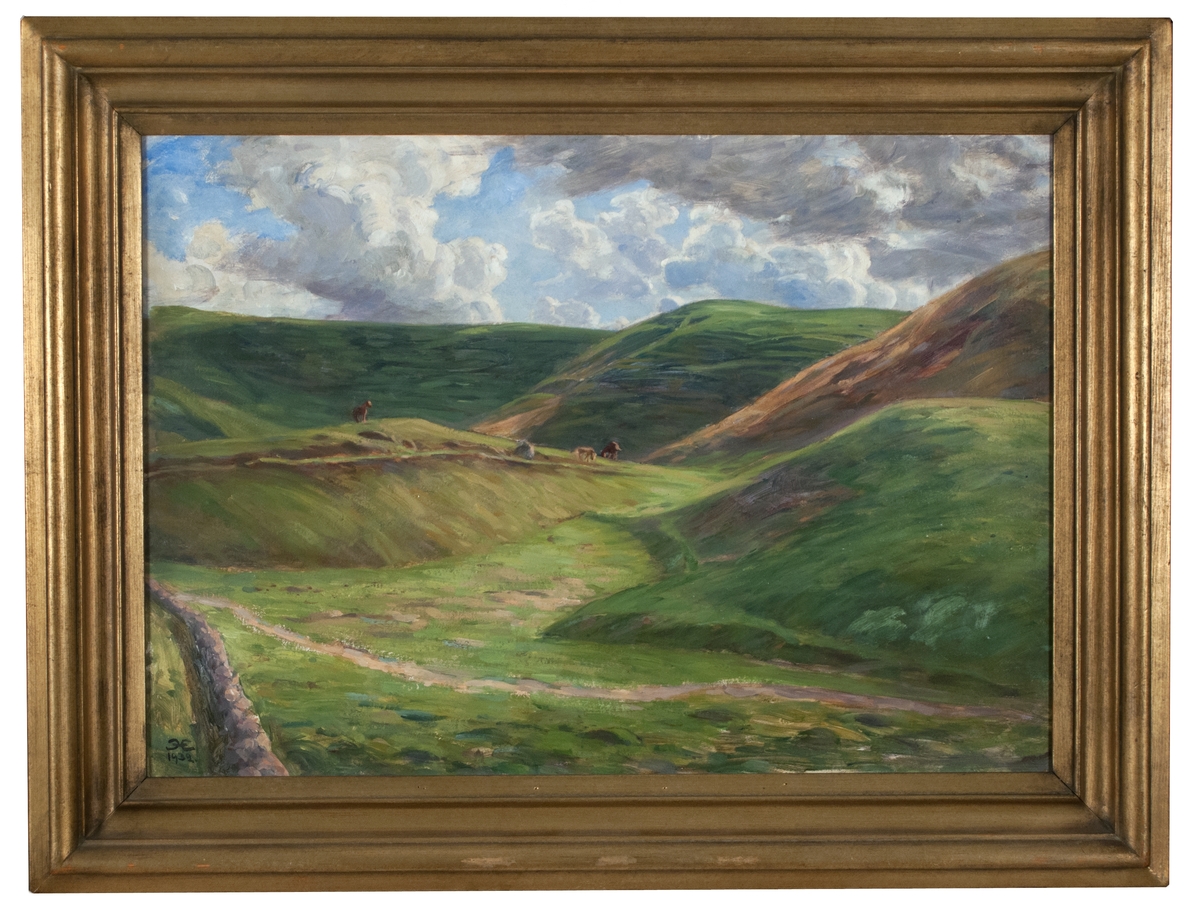 Oljemålning på pannå, "Betesmarker, Kivik" av Prins Eugen. Småkulligt landskap med gräs, tre betande hästar. En smal stig och en stengärdesgård i förgrunden. Gråvita moln på blå himmel. Förgylld ram.