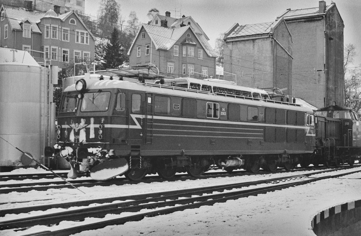 Elektrisk lokomotiv type El 14 nr. 2183. Lokomotivet har ankommet Trondheim kort tid før åpningen av Dovrebanen for elektrisk drift.