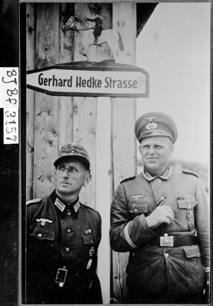To soldater under skiltet "Gerhard Hedke Strasse"