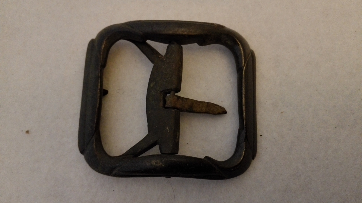 Form: Firkanta.
1 skospænde.

Skospænde av bronse av alm. type. Vel vedlikeholdt. Firkantet med avrundede hjørner. 5,5 x 4,7 cm.

Gave fra G. F. Heiberg, Amble.