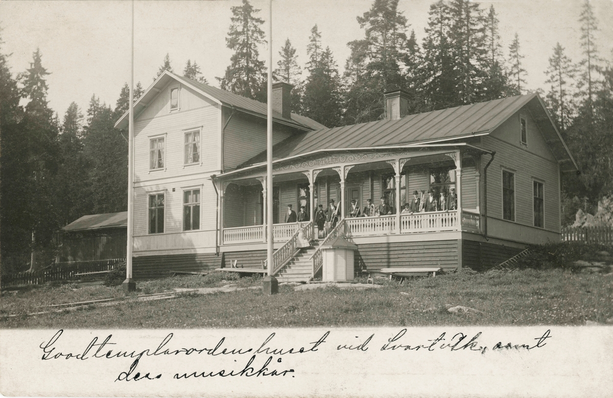 Godtemplarföreningens hus Idyllen i Svartvik, samt föreningens musikkår på verandan.