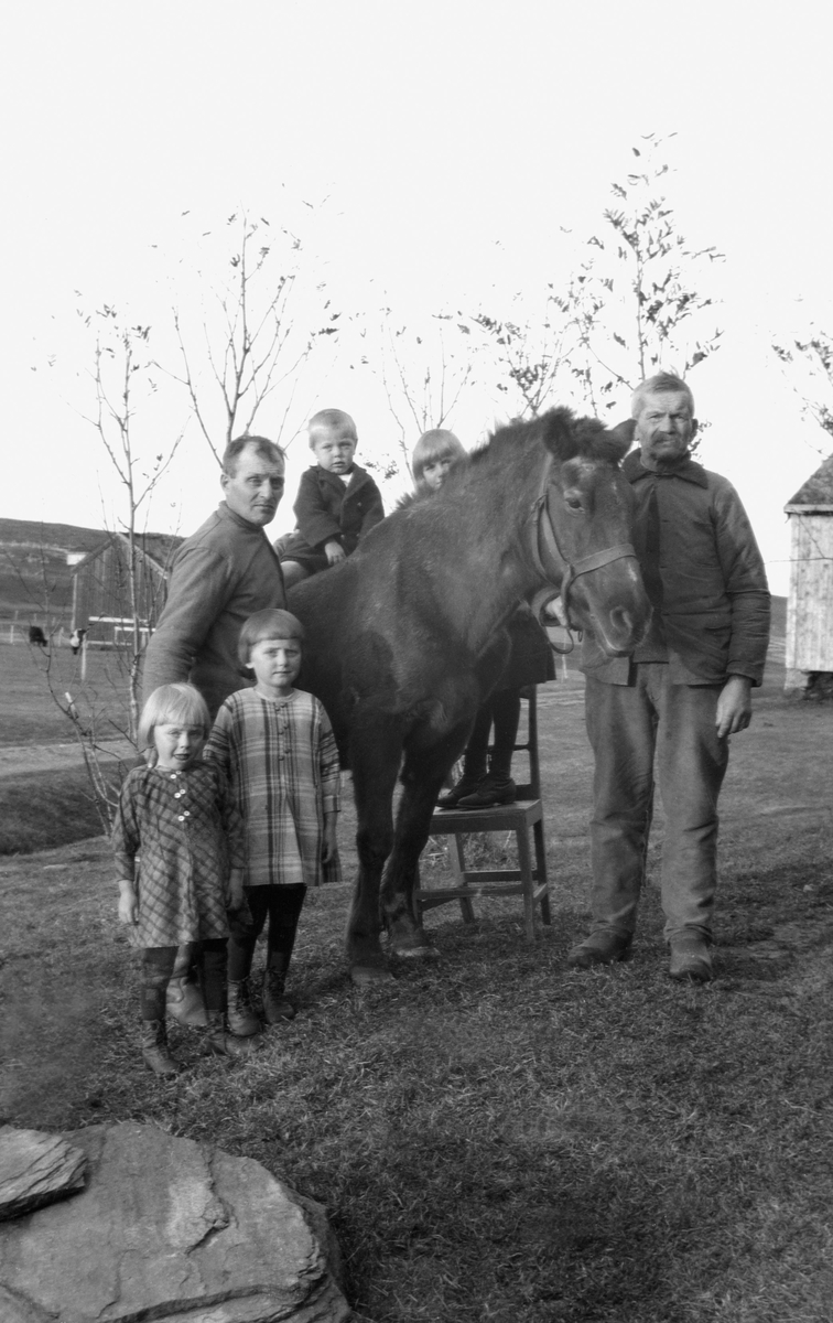 Pedro Austad med far og barn.   Jon sittende på hesteryggen (ca to år gammel), Jenny (hode over hesten), Jon Austad senior.  Foran fra venstre:  Margot og Solbjørg.