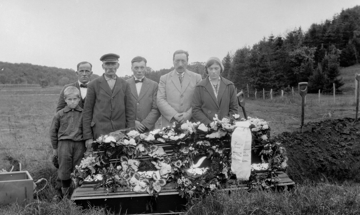 Begravelse på Dønnes kirkegård.