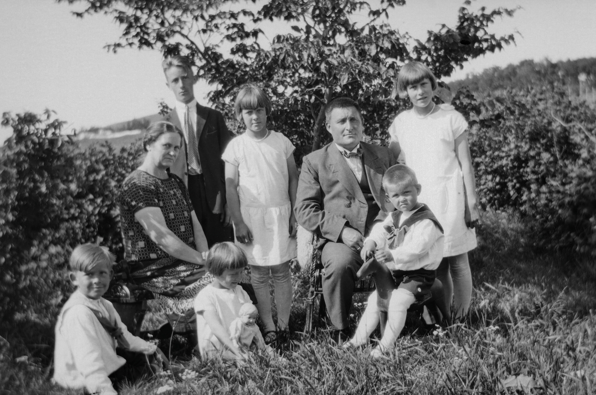 Therese og Johannes Dahl med barna Åge, Torbjørn, Åsmund, Henriette, Ruth og Bergljot.