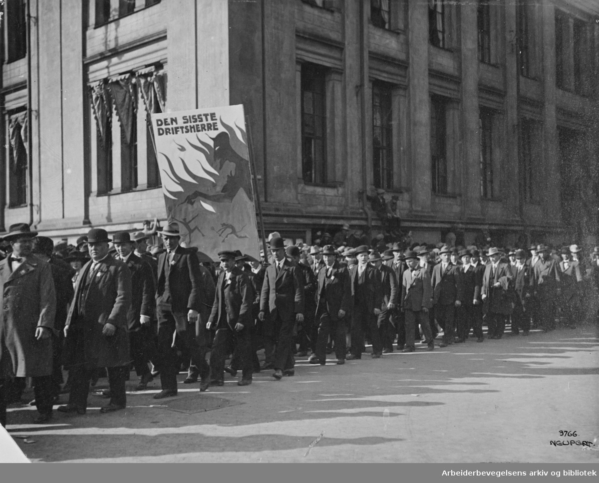 1. mai 1926 i Oslo. Demonstrasjonstoget passerer hjørnet av Karl Johans gate og Universitetsgaten.