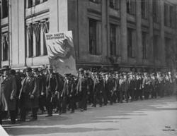 1. mai 1926 i Oslo. Demonstrasjonstoget passerer hjørnet av 
