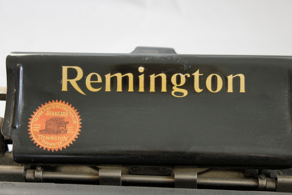 Skrivmaskin Remington. Svart med guldtext.