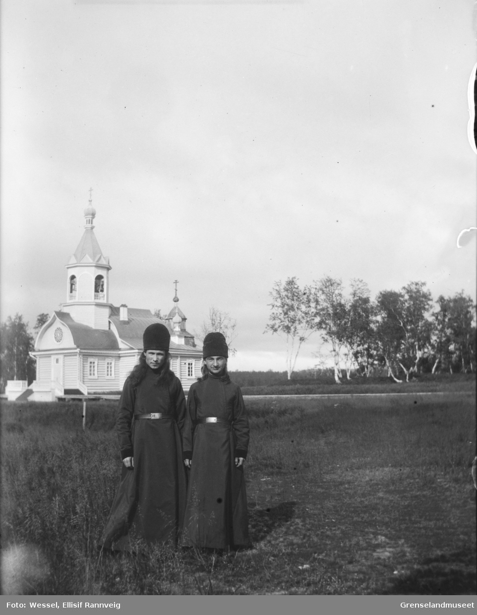 To munker foran Pechenga klosterkirke.
