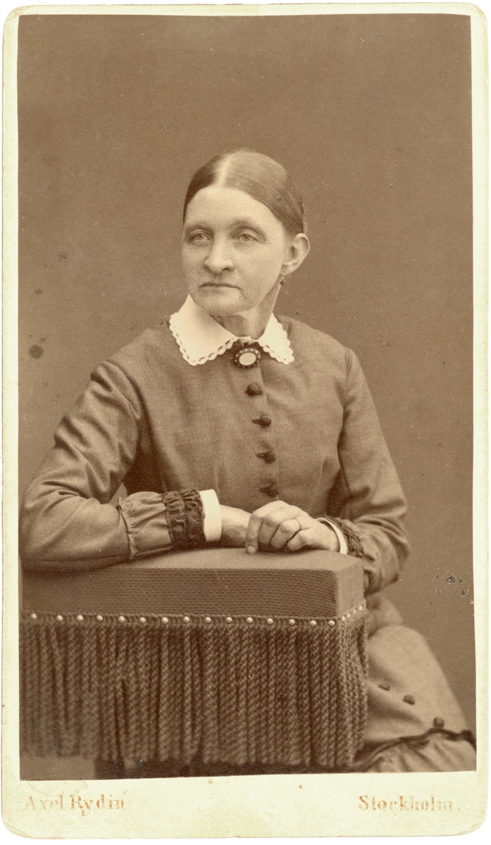 Porträtt av Lauretta Sundberg. Gift med Karl Göran (Georg) Schmidt, hyttmästare vid Reijmyre glasbruk.