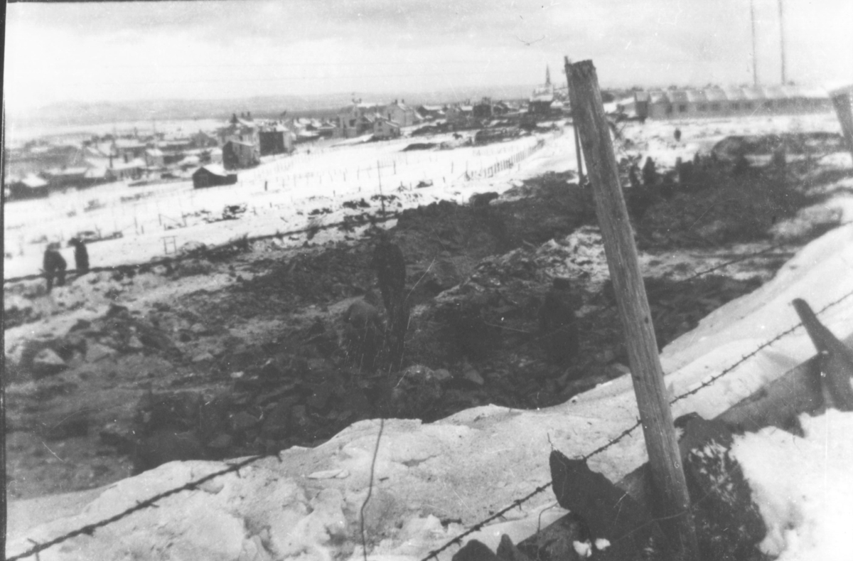Etter sprengning av bunkers i Vadsø ca. 1941, omtrent der Bergstien 13 ligger i dag, nedfor kretsfengslet. Fotografert av en tysk soldat, Matthias Schlagwein.