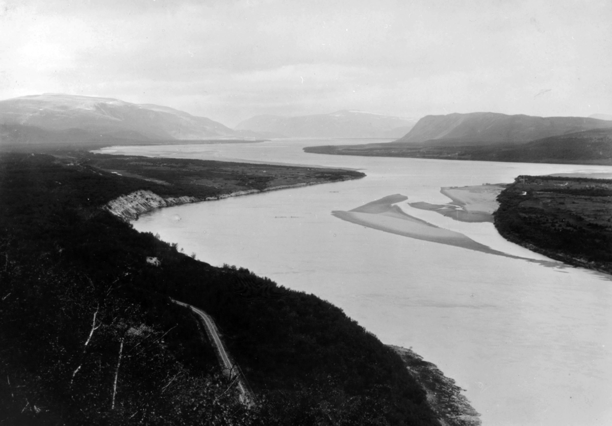 "Tanadalen nordover" ca. 1900. I venstre riksveien mot Langnes. I midten Tanaelva, til høyre i bakgrunnen Rødberget.