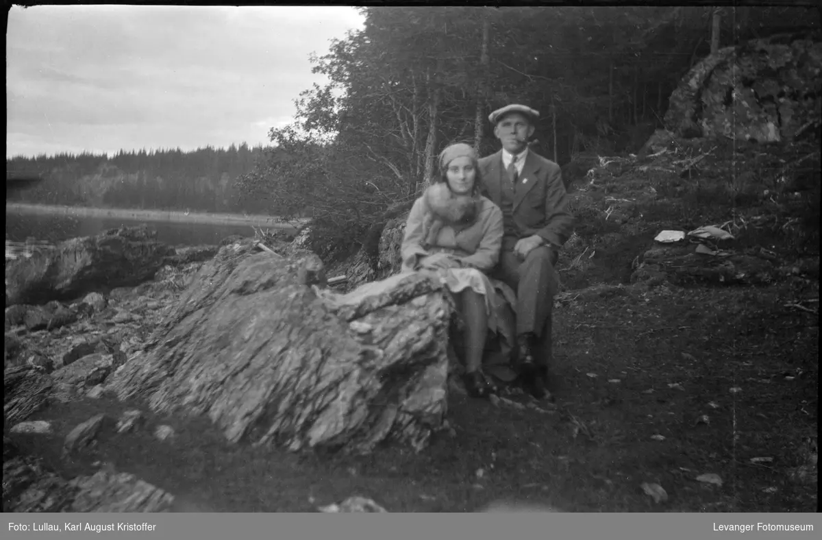 Bilde av Jenny og Karl ved sjøen.