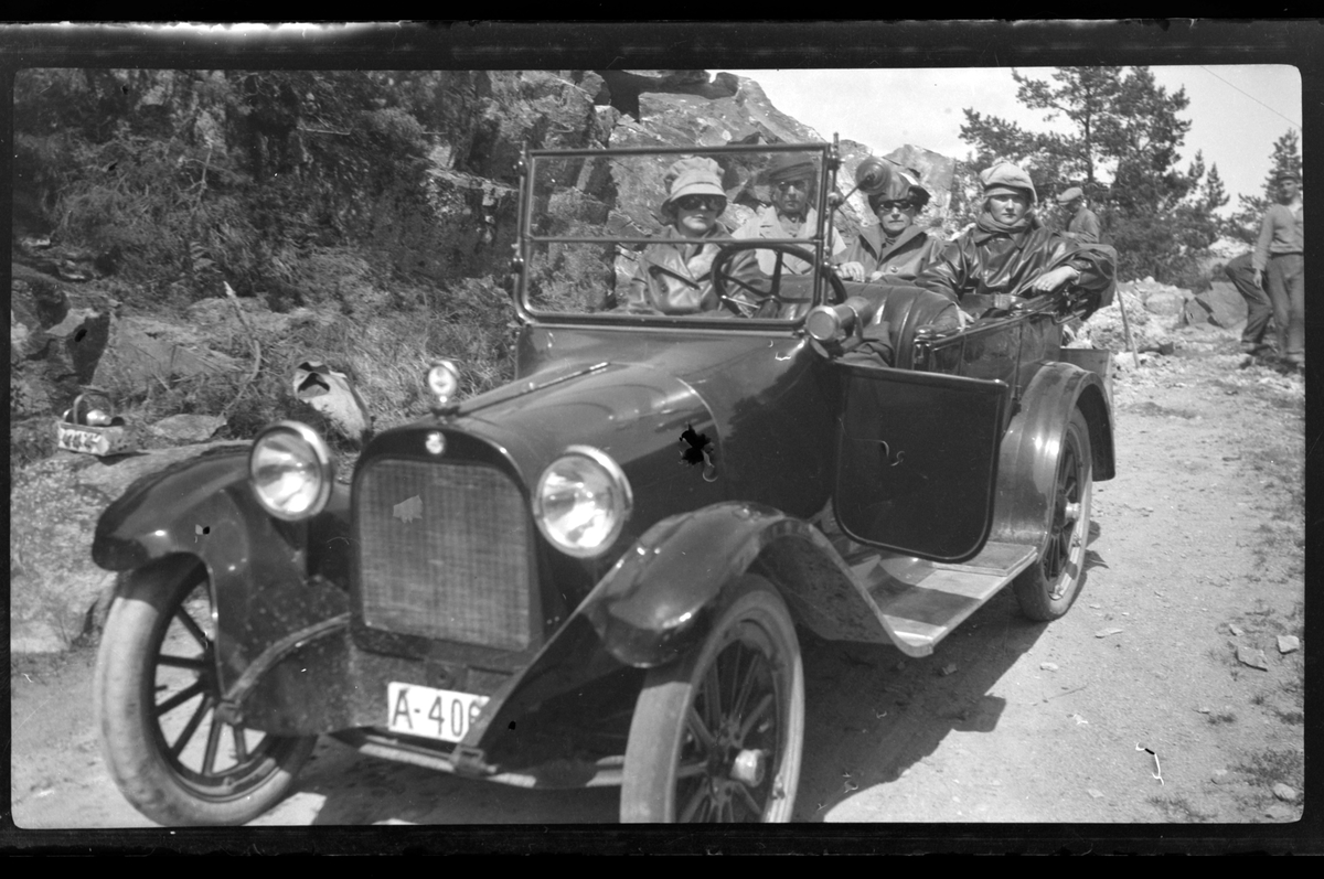 I kjøredrakt med hatt og briller sitter kvinner i den gamle Dodgen til Rolf Sundt, med hans kone Hilda foran og svigerinne Rebekka i midten bak.