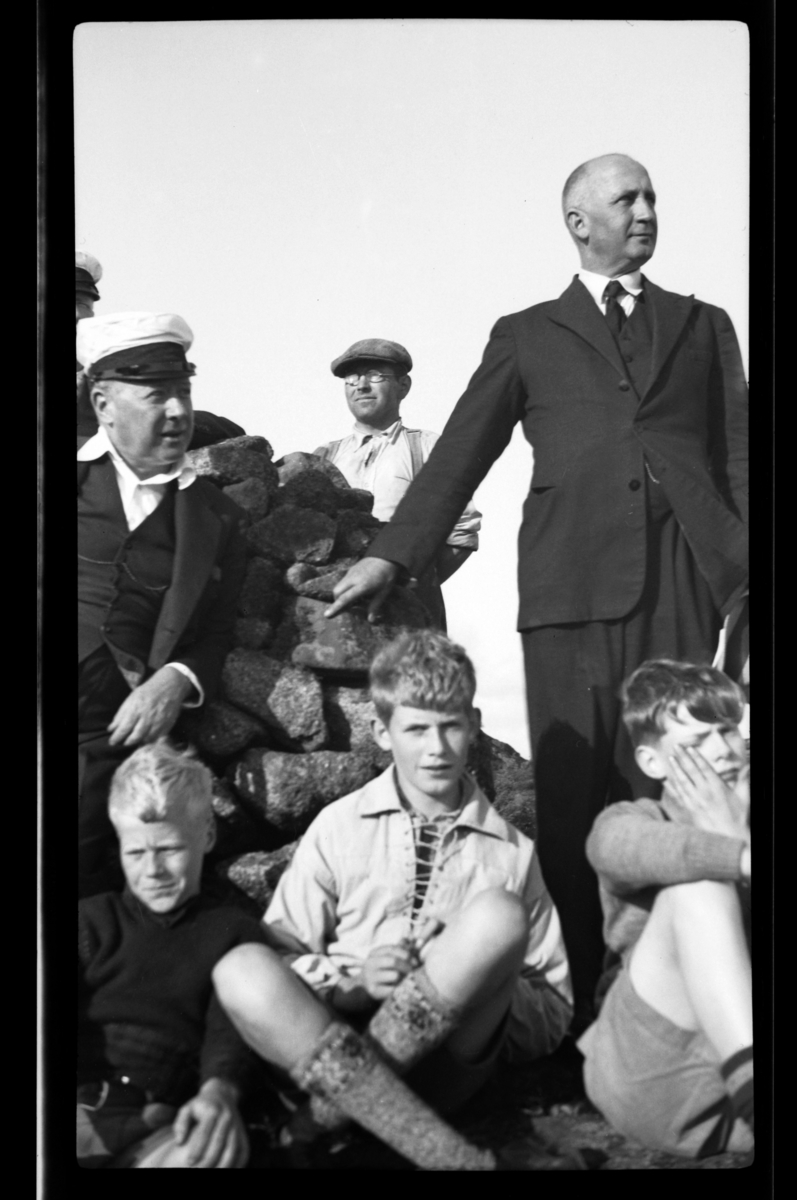 Gruppe ved en varde på Lista. Bak fra venstre Finn Sundt, lokal guide og tollforvalter Sigurd Barr. Foran fra venstre Per Reymert, Rolf Sundt Jr og Norman Sundt. Fotografert 1936.