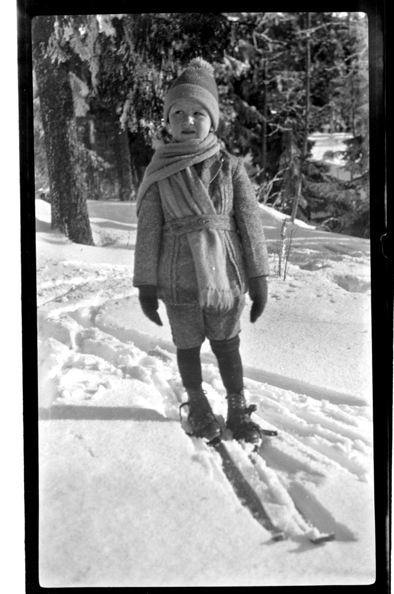 Julius Sundt, ca. fire år, står på ski, Villa Knyggen. Fotografert 1921.