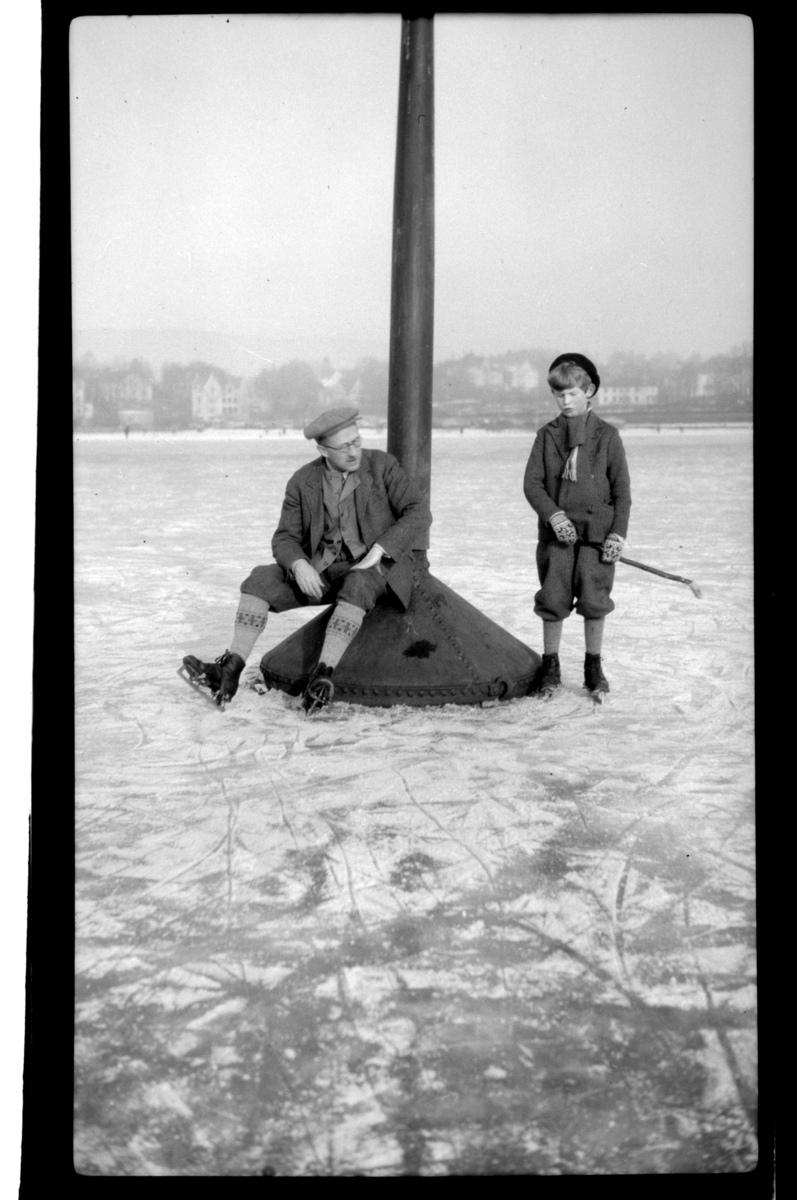 Far og sønn Rolf Sundt har på seg skøyter i Frognerkilen. Fotografert 1930.
