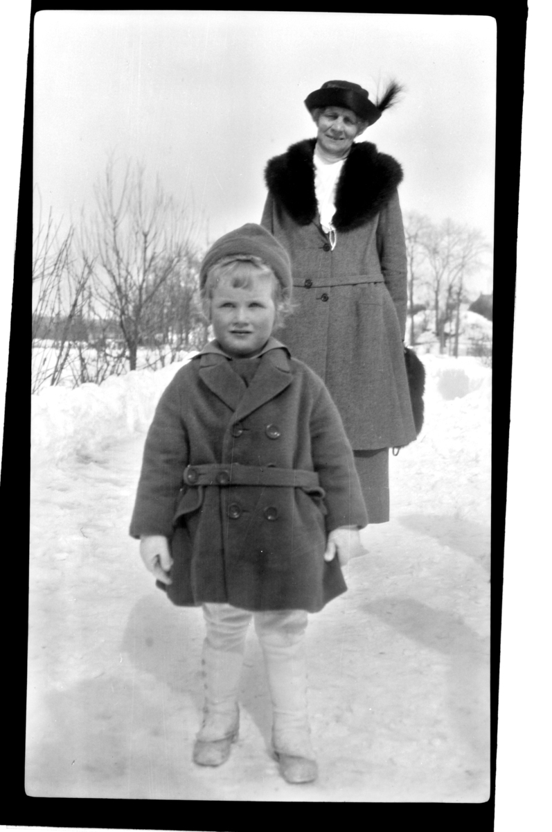 Birgitte Aubert med barnebarnet Rolf Jr. på tur i snø. Fotografert 1924.