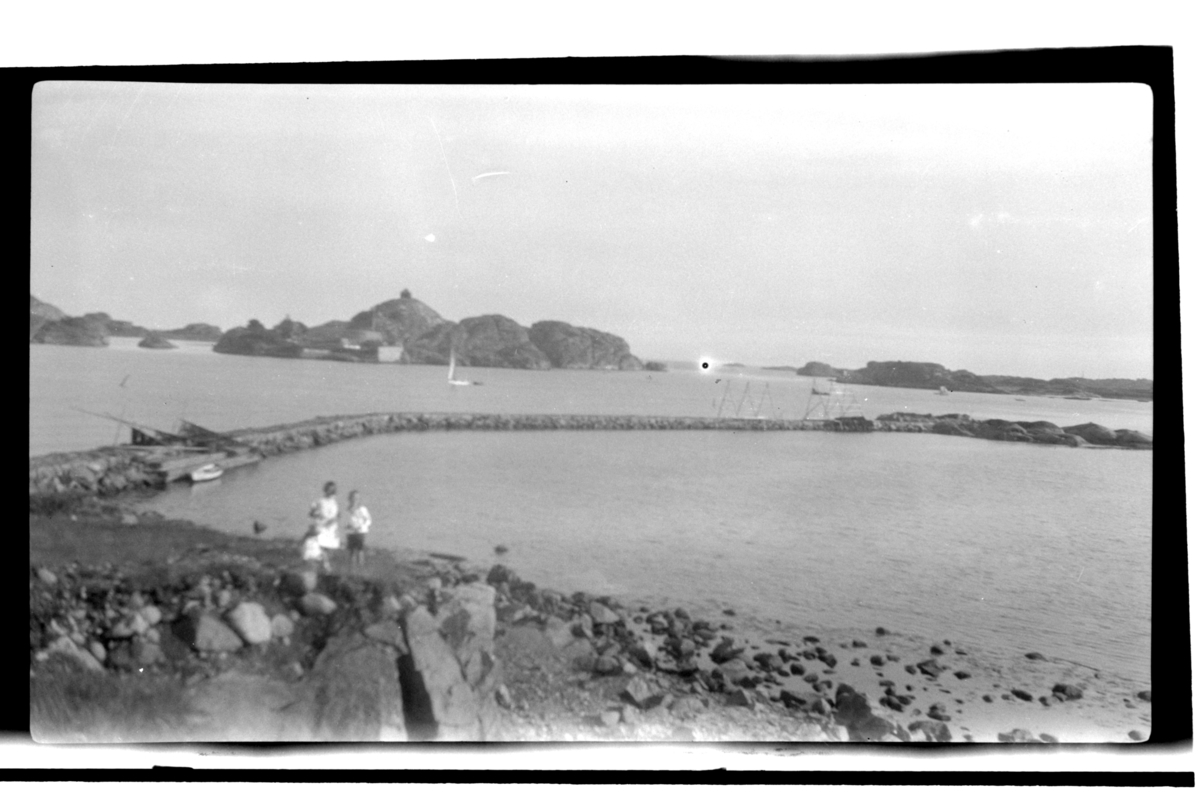 Panoramautsikt over fjorden fra Stavern. Tre barn i forgrunnen. Fotografert 1925.