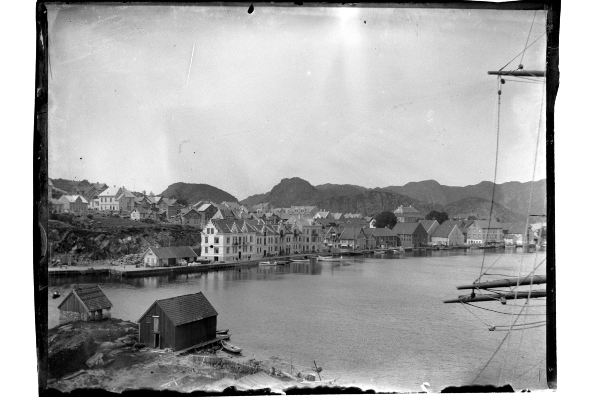 Utsikt fra Engø mot Farsund etter bybrannen. Fotografert 1903.