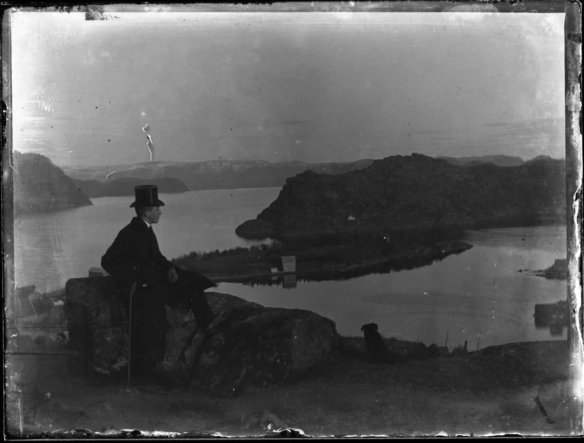 Rolf Sundt Sr. på toppen av Varbakk med utsikt mot Farøy og Spind. På Farøy sees et midlertidig hotell som ble satt opp for innkvartering etter bybrannen i 1901 og demontert og flyttet til Vanse i 1904.